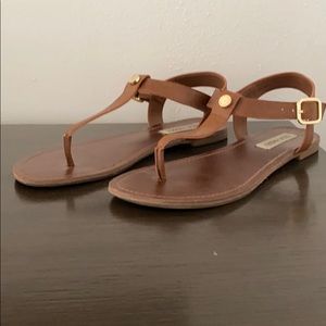 Steve Madden Brown Leathee thong sandals.